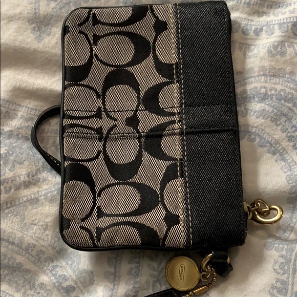 Coach wristlet “ almost new” - Picture 2 of 4